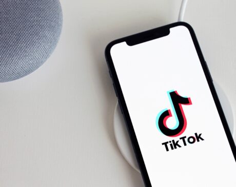 TikTok Logo auf dem Smartphone