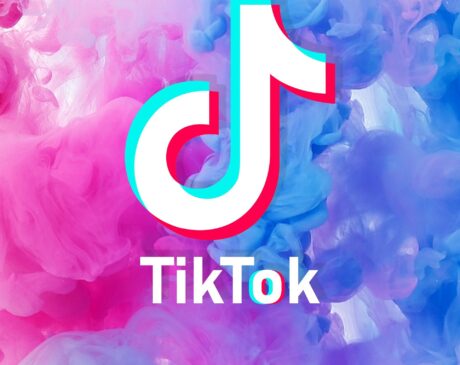 TikTok Logo mit buntem Hintergrund